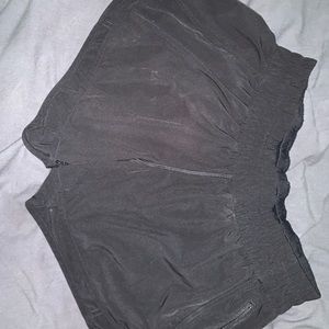 Black lululemon Tracker shorts 4”